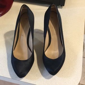 BCBG satin platform pumps in black size 8